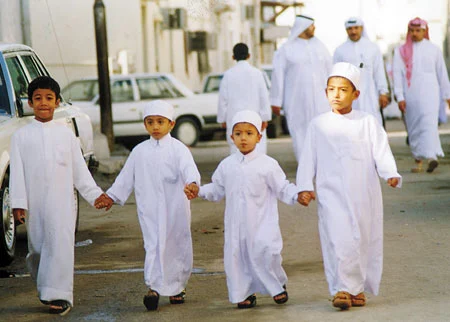 أفكار تنسيق ملابس العيد للأطفال الصغار 2025