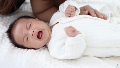 كيف تكتشفين أن مولودك يبكي بسبب شعوره بالمغص من خلال لغة جسده؟