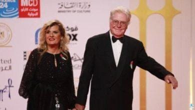 مهرجان القاهرة السينمائي.. حسين فهمي يدعم القضية الفلسطينية بطريقته الخاصة