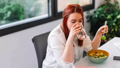 طبيب يوصي بتناول هذا المشروب قبل الطعام: يحسن عملية الهضم