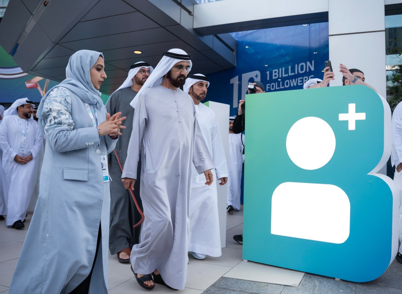 الشيخ محمد بن راشد آل مكتوم يرحب بضيوف قمة المليار متابع