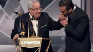 لحظة عاطفية.. ‏كريم عبدالعزيز يقبل يد والده خلال تكريمه بمهرجان joy awards |شاهد