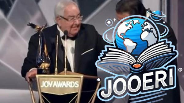 لحظة عاطفية.. ‏كريم عبدالعزيز يقبل يد والده خلال تكريمه بمهرجان joy awards |شاهد