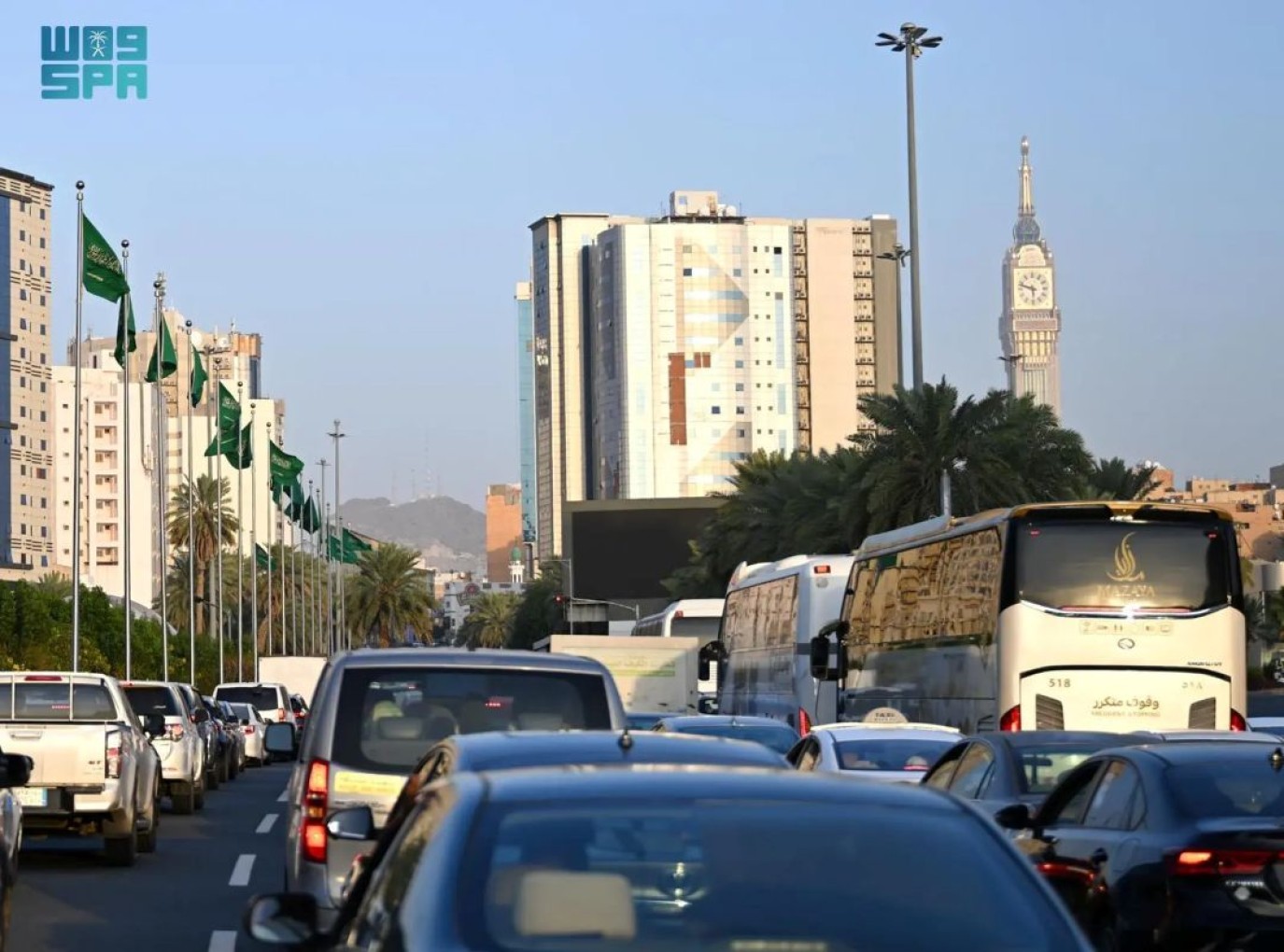 العاصمة المقدسة تتوشح براية التوحيد احتفاءً بيوم العلم السعودي