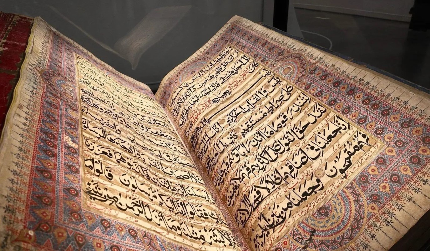 مخطوط قرآني يُجسّد إرث الفن الإسلامي في بينالي الفنون الإسلامية