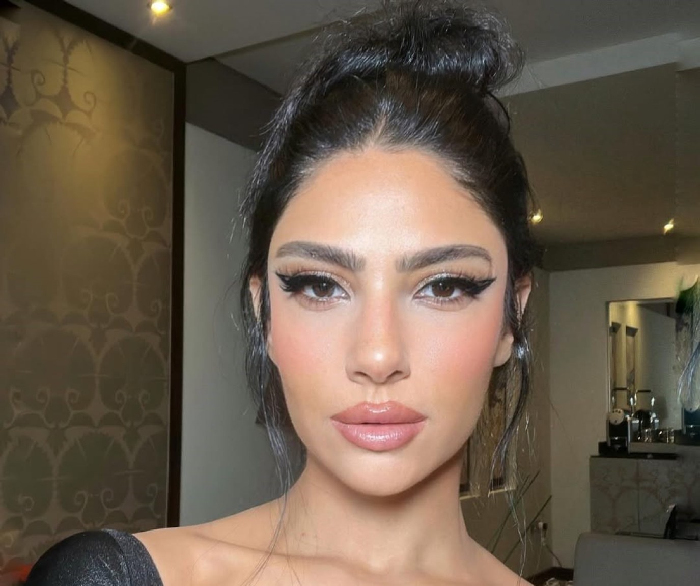  هدى المفتي تخطف الأنظار في أولى حلقات مسلسل 80 باكو: مصففة شعر ماهرة  