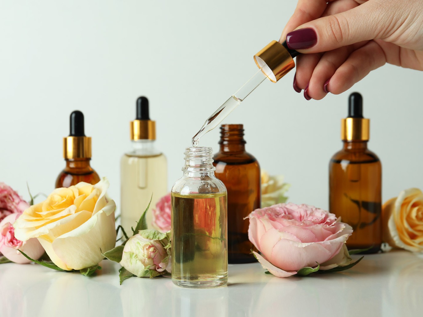 هل يمكن صنع العطر بزيت الزيتون؟ اكتشفي الطريقة لصنع عطرك الخاص